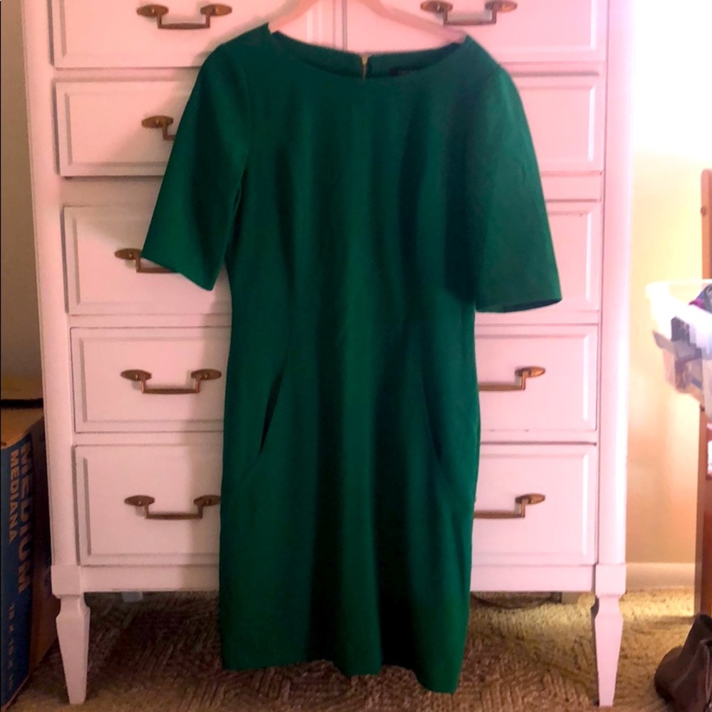 Green Tahari Dress Size 4 Dress has Pockets!!